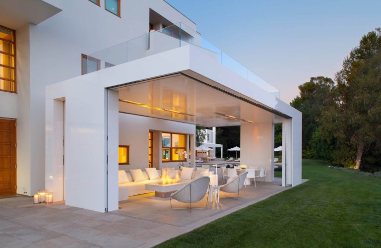 minimalist-exterior-los-angeles-ca-by-rios-clementi-hale-studios1-1-scaled.jpg